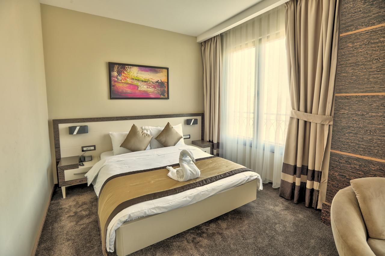 Amazona Hotel Pristina Exterior foto