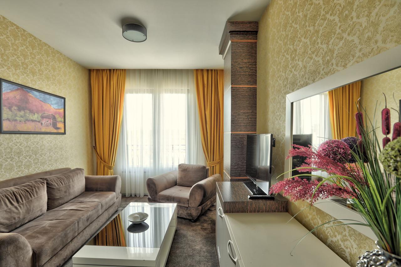 Amazona Hotel Pristina Exterior foto